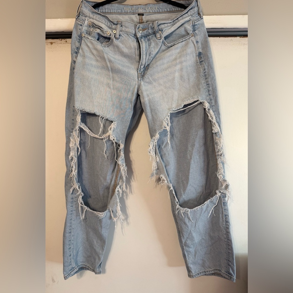 American Eagle Mom Jeans Size 8 Reg Light Wash Distressed Ripped Denim